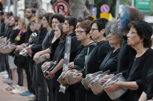Διαδηλώτριες στο Τελ Αβίβ κρατούν άδεια κατσαρόλια, για να συμβολίσουν την πείνα στη Γάζα