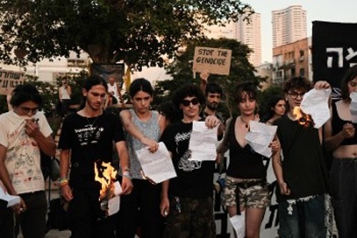 Νεολαίοι καίνε τα χαρτιά της επιστράτευσης στον ισραηλινό στρατό