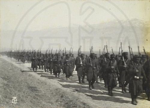 Τρεις στιγμιογραφήσεις από το ηπειρώτικο μέτωπο, κατά τη Μάχη του Μπιζανίου, με την υπογραφή των φωτογράφων Ρωμαΐδη - Zeitz (Μουσείο Μπενάκη)
