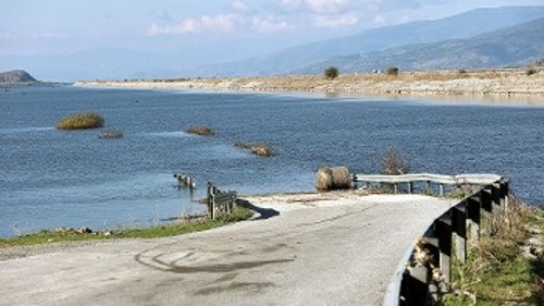 ...στεγνά ποτάμια και λίμνες το καλοκαίρι, εξαιτίας της έλλειψης των αναγκαίων έργων προστασίας και υποδομής