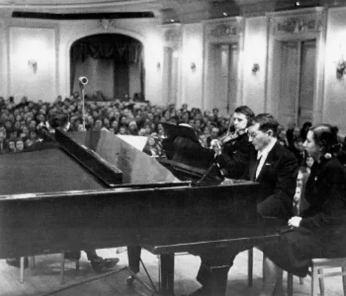 Το κοντσέρτο της 28ης Νοέμβρη 1944, με το έργο του Σοστακόβιτς «Τρίο για πιάνο αρ. 2», αφιερωμένο στον πρώιμο χαμένο αδελφοποιητό. Μεγάλη Αίθουσα του Ωδείου της Μόσχας, με τον δημιουργό στο πιάνο, τον Ντμίτρι Τσιγκάνοφ (βιολί) και τον Σεργκέι Σιρίνσκι (τσέλο)