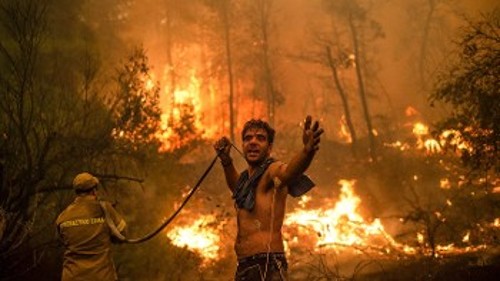 Απόκοσμες εικόνες από τις πυρκαγιές στην Ισπανία