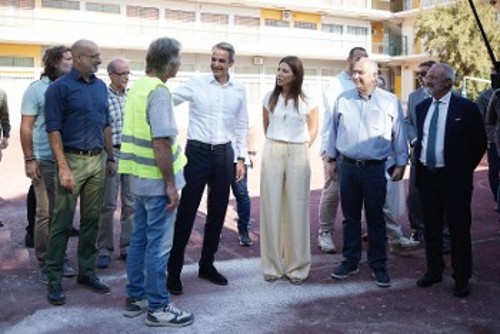 Από την επίσκεψη του κυβερνητικού κλιμακίου στο υπό ανακαίνιση σχολείο