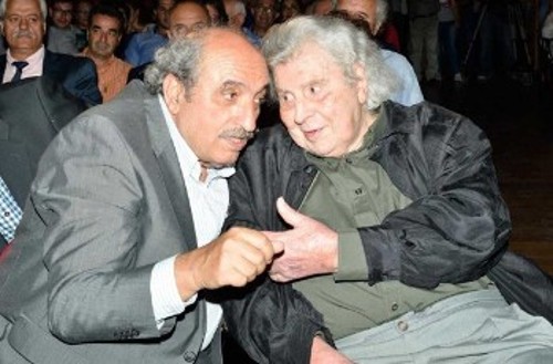 Ο αείμνηστος Κρητικός αγωνιστής με το είδωλό του, Μίκη Θεοδωράκη, σε στιγμές ευφροσύνης