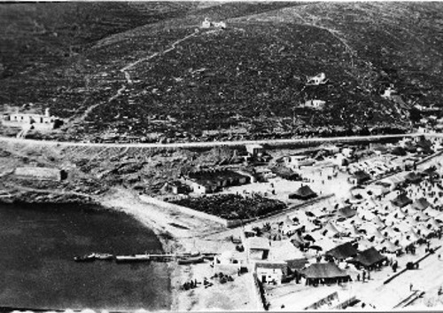 Ο 1ος όρμος σε φωτογραφία του 1952, μετά τη διαμόρφωση των χώρων για τις σκηνές των κρατουμένων και τα καταλύματα της φρουράς. Συνήθως εδώ γινόταν και το «ξεφόρτωμα» των κρατουμένων που μεταφέρονταν με αρματαγωγά