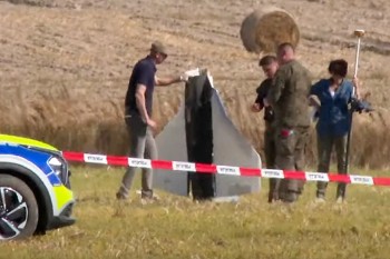 Πολωνικές δυνάμεις περισυλλέγουν κομμάτια από καταρριφθέντα drones που καταγγέλλεται ότι παραβίασαν τον εναέριο χώρο της Πολωνίας