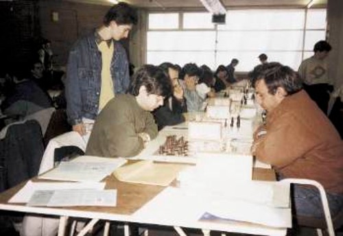 Συνάντηση ΣΟ Πάτρας (αριστερά Κοτρωνιάς, Πούντζας) - Πειραϊκός Ομιλος Σκακιστών. Πρώτη σκακιέρα ο Δημήτρης Αλεξάκης. Δε διακρίνεται ο αλησμόνητος Αντώνης Μπόγδανος...