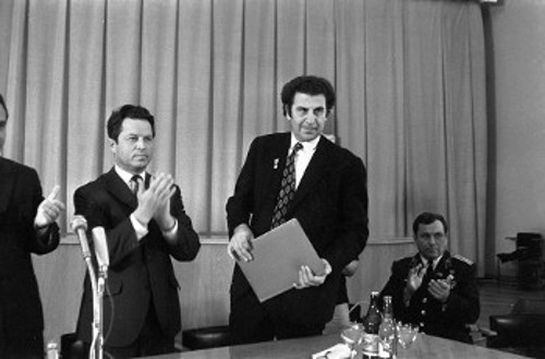 Κατά την παραλαβή του Βραβείου «Λένιν - Κομσομόλ» από τον πρόεδρο της Κομσομόλ, Εβγκένι Τιαζέλνικοφ