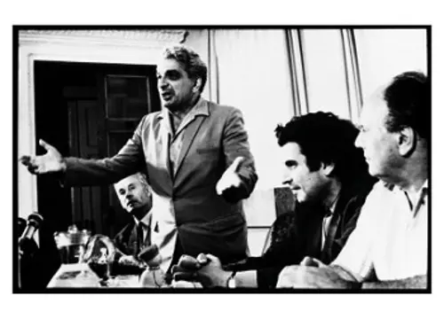 Κατά την παραμονή του στη Μόσχα, με τον αρχιμουσικό Οδυσσέα Δημητριάδη (όρθιος)
