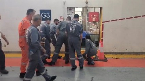 Συγκλονισμένοι οι συνάδελφοι του ναυτεργάτη αφήνουν λουλούδια στο σημείο του δυστυχήματος