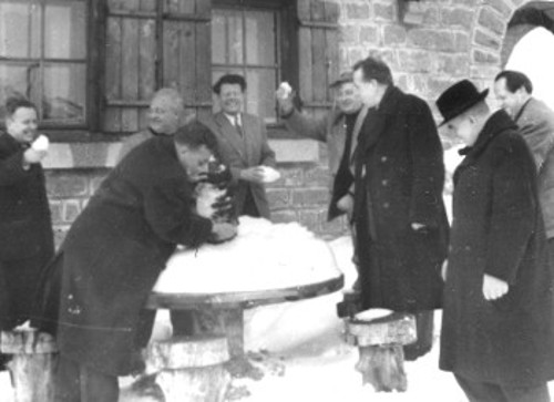 Με παιγνιώδη διάθεση, έχοντας στα χέρια χιονόμπαλες, αστειεύεται με μέλη του Κουαρτέτου Μπετόβεν