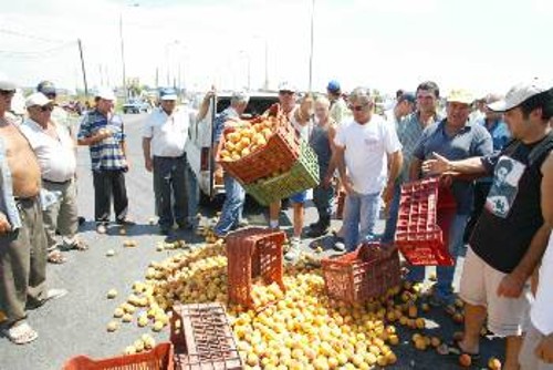 Στιγμιότυπο από παλιότερη κινητοποίηση ροδακινοπαραγωγών στα Γιαννιτσά