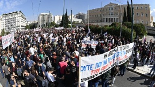 Η μεγάλη απεργιακή διαδήλωση έχει φτάσει στο Σύνταγμα