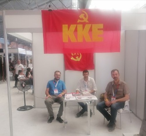 Στο περίπτερο του ΚΚΕ στο Φεστιβάλ της «Γκράνμα»