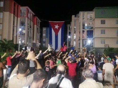 Στη γιορτή στην Αβάνα, μαζί με τους κατοίκους της γειτονιάς