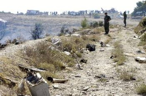 Μερικά από τα απομεινάρια του αεροσκάφους