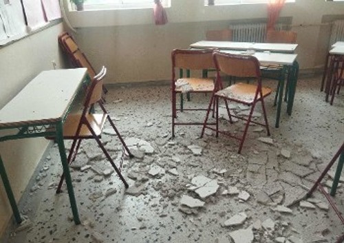 Καθημερινότητα έχει γίνει τα τελευταία χρόνια η πτώση σοβάδων στις σχολικές αίθουσες