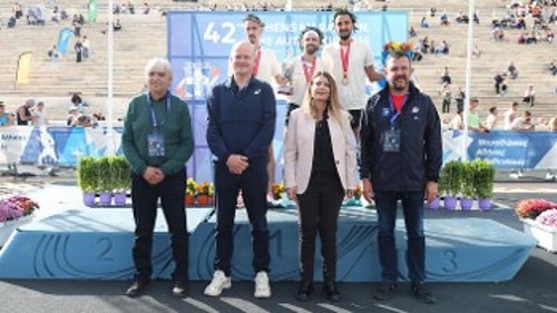 Η βουλευτής του ΚΚΕ Β. Δάγκα στην απονομή των μεταλλίων