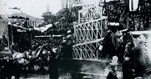 Εργάτες διαδηλώνουν, το 1920, με τη μακέτα του πύργου σε πρωτομαγιάτικη συγκέντρωση