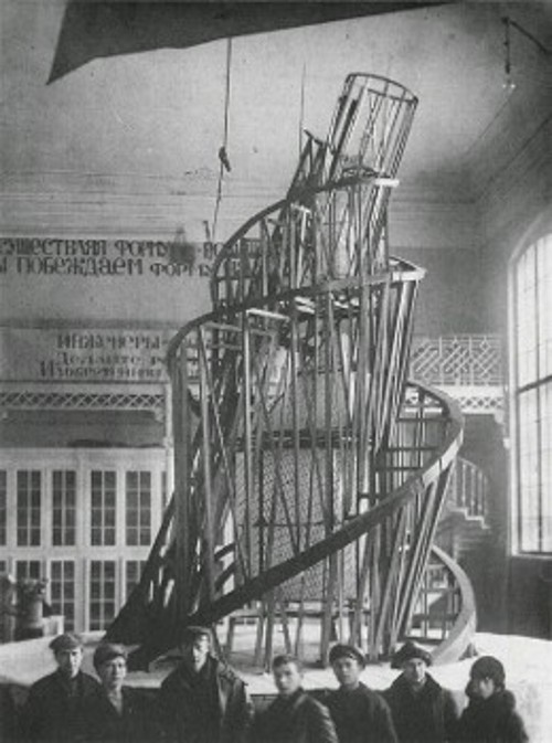 Ο Πύργος του Τάτλιν που προοριζόταν να γίνει το Μνημείο της Γ' Διεθνούς. Εμεινε στο στάδιο της μακέτας, μιας και ήταν αδύνατο να πραγματοποιηθεί με τα μέσα της εποχής. Το αρχιτεκτονικό σχέδιο αναπαριστά τη σπειροειδή εξέλιξη της κοινωνίας. Ο Μαγιακόφσκι το είχε χαρακτηρίσει ως το πρώτο Οκτωβριανό αντικείμενο, ενώ ο Ερενμπουργκ είχε δηλώσει: «Είχα την εντύπωση πως έριξα μια ματιά από μια χαραμάδα και είδα τον 21ο αιώνα»