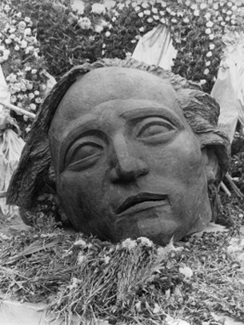 «Προς τιμήν των πεσόντων» το γιγάντιο κεφάλι από σφυρήλατο χαλκό, αφιερωμένο στη μνήμη όλων των αγωνιστών, από την Κατοχή μέχρι την εξέγερση του Πολυτεχνείου (Αρχείο Μέμου Μακρή)