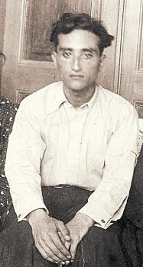 Ο ιστορικός Νίκος Σβορώνος σε νεαρή ηλικία και η προτομή του, που φιλοτέχνησε ο καλλιτέχνης, κατά τη διετία 1949-1950 (Αρχείο Μέμου Μακρή)