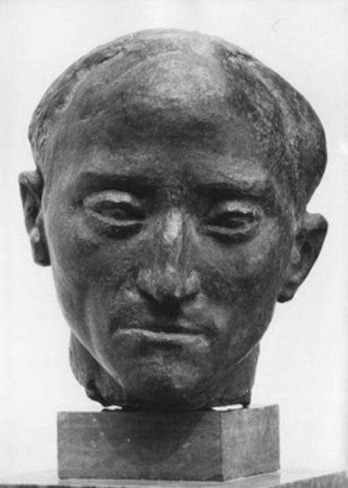 Ο ιστορικός Νίκος Σβορώνος σε νεαρή ηλικία και η προτομή του, που φιλοτέχνησε ο καλλιτέχνης, κατά τη διετία 1949-1950 (Αρχείο Μέμου Μακρή)