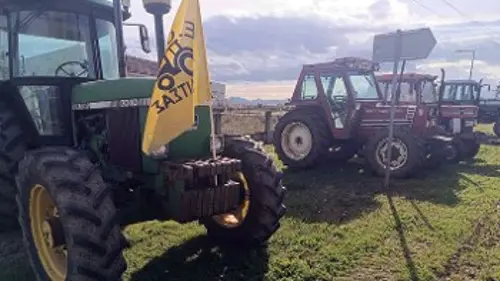 Τα τρακτέρ τους παρατάσσουν οι αγρότες της Καρδίτσας