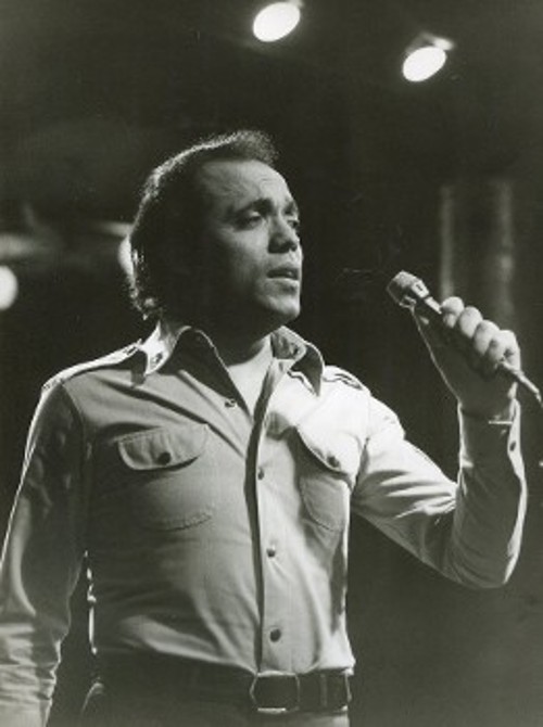 Το μοναδικό μέταλλο της φωνής του Λάκη Χαλκιά έδωσε το δικό του ηχόχρωμα στο έργο, που παίχτηκε με συμφωνική και λαϊκή ορχήστρα (Αρχείο Λάκη Χαλκιά)