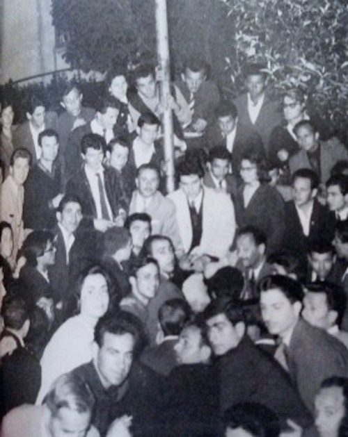 Με τον Γιάννη Ρίτσο και πλήθος νέων έξω από το νοσοκομείο όπου άφησε την τελευταία του πνοή ο Γρ. Λαμπράκης