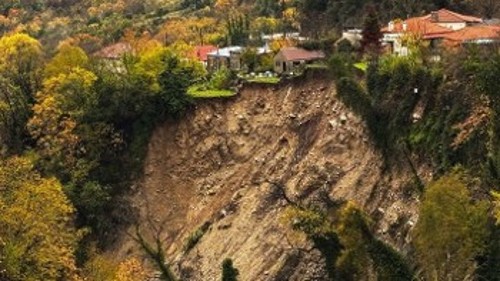 Σπίτια χάσκουν στο κένο από τις κατολισθήσεις