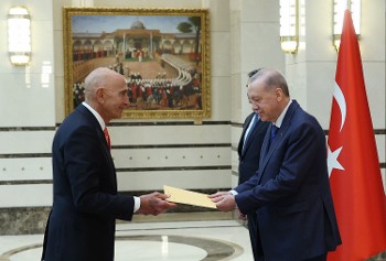 «Δεν έχει νόημα να κρατούν ακόμα... έριδες» οι δυο χώρες, τονίζει δηλώνοντας ότι η Ουάσιγκτον θα συμβάλει σε «έναν νέο τρόπο συνεργασίας»