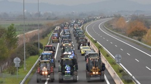 Τρακτέρ κατευθύνονται στο νέο μπλόκο, στα Τρίκαλα
