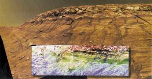 Ο λόφος της φωτογραφίας σχηματίζει μέρος του χείλους του κρατήρα Εντούρανς. Τα βράχια στο πάνω μέρος είναι πλούσια σε θειικά άλατα (κόκκινο, κίτρινο στη φωτογραφία με τα ψευδοχρώματα) που εναποτέθηκαν στις διαδοχικές φάσεις που η περιοχή πλημμύριζε και στέγνωνε. Πιο κάτω είναι στρώματα από υδρογενή αιματίτη και βασαλτικά πετρώματα(πράσινο). Πρόκειται για αρχαίες θίνες που γενικά ήταν ξηρές, αλλά βρίσκονταν κοντά σε λεκάνη νερού. Ο πάτος του κρατήρα καλύπτεται από βασαλτική άμμο (μπλε)