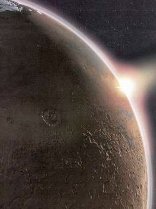 Ανατολή πάνω από την Αράμπια Τέρα, κοιτάζοντας ανατολικά προς την Ουτόπια Πλανίσια. Αυτή η καλλιτεχνική αναπαράσταση φωτογραφικού υλικού, που τραβήχτηκε από διαστημόπλοια σε τροχιά, δείχνει τα άκρα της πεδιάδας Βαστίτας Μπορεάλις, στην οποία ίσως κάποτε κατέληγαν τα νερά από πολλά κανάλια. Προς το κέντρο της εικόνας, οι πρώτες ηλιαχτίδες φωτίζουν το δυτικό χείλος του κρατήρα Λιοτ