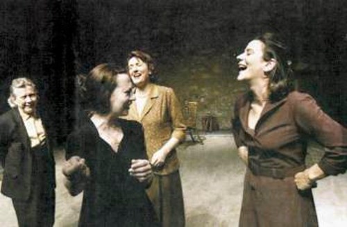 Ενα θεατρικό οδοιπορικό συνταρακτικά επίκαιρο, από το Θέατρο του Νέου Κόσμου με το έργο της Ελλης Παπαδημητρίου «Κοινός Λόγος»