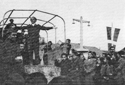 Απαγγελία σε χωριό της Ελεύθερης Ελλάδας (Αρχείο «Ριζοσπάστη»)