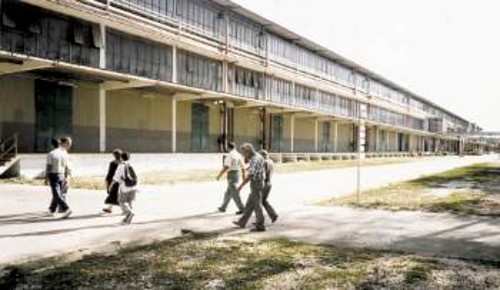 Επίσκεψη της αντιπροσωπείας του ΚΚΕ σε εργοστάσιο ανακτημένο από τους εργάτες στην επαρχία Καράμποπο