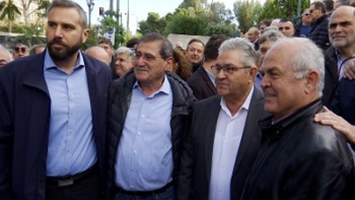 O Δ.Κουτσούμπας μαζί με τους αγωνιστές δημάρχους