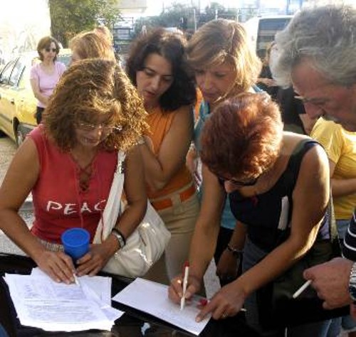 Το επισχετήριο εργασίας συμπληρώθηκε χτες και από τις υπόλοιπες εργαζόμενες στην παραγωγή του εργοστασίου