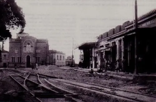 Η πλατεία Αγίου Μελέτη στα Σεπόλια, το 1940, όπου 4 χρόνια αργότερα ο Δ. Ραβάνης - Ρεντής γνωρίζει, κατά τον ηρωικό Δεκέμβρη του '44, τον κομμουνιστή ηθοποιό