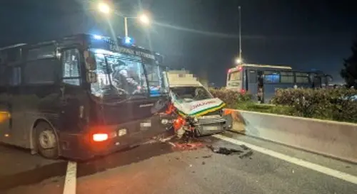 Πλατύκαμπος: Κλούβα της ΕΛ.ΑΣ. κλείνει τον δρόμο χωρίς λόγο και προκαλεί σύγκρουση με ασθενοφόρο