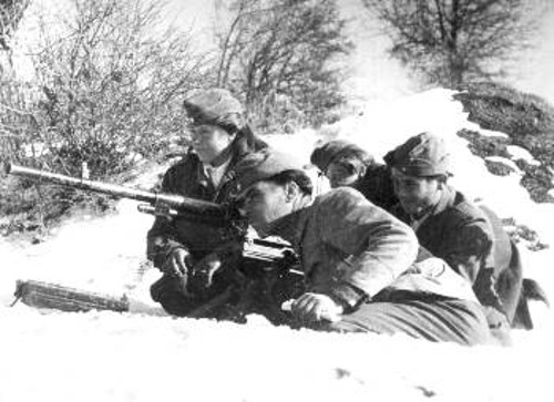 Μαχητές του ΔΣΕ σε μάχη στα χιόνια