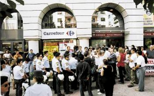 Οταν η Αστυνομία δεν κατάφερε να απωθήσει τους εργαζόμενους, πήρε θέση μέσα στο κατάστημα, για να διασφαλίσει τα εργοδοτικά συμφέροντα
