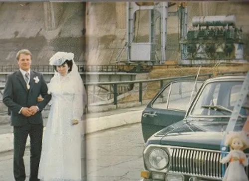 Νεόνυμφοι φωτογραφίζονται δίπλα στο φράγμα Μπρατσκ