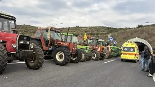 Σήραγγες Τεμπών: Τρακτέρ κάνουν στην άκρη για να περάσει ασθενοφόρο