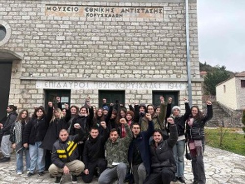Εξω από το Μουσείο Εθνικής Αντίστασης στους Κορυσχάδες