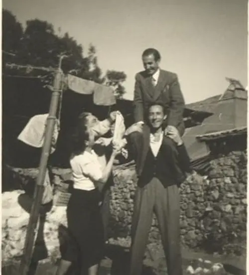Ο Φωτιάδης με την Κατίνα και ο Μενέλαος Λουντέμης στην πλάτη του Μάνου Κατράκη, στον Αη Στράτη 1950-1951 (Ελληνικό Λογοτεχνικό και Ιστορικό Αρχείο)