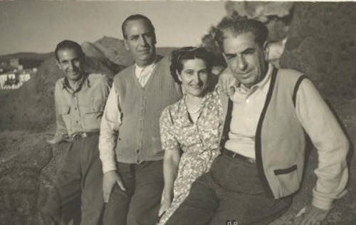 Από αριστερά: Μενέλαος Λουντέμης, Γιάννης Ιμβριώτης, Κατίνα και Δημήτρης Φωτιάδης, στον Αη Στράτη 1950-1951 (Ελληνικό Λογοτεχνικό και Ιστορικό Αρχείο)