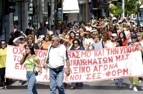 Η εργοδοσία της «Σεξ Φορμ» βλέπει το ένα μετά το άλλο τα τερτίπια της να ακυρώνονται από τον αγώνα των εργατριών